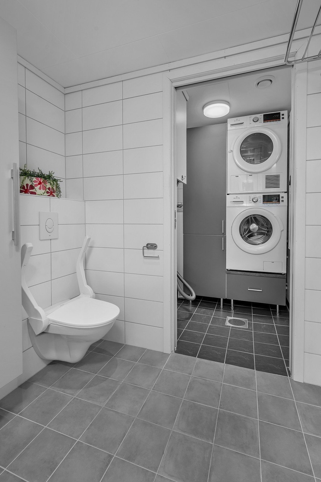 Fra badet er det tilkomst til praktisk vaskerom som skilles ved skydedør. Galleribilde