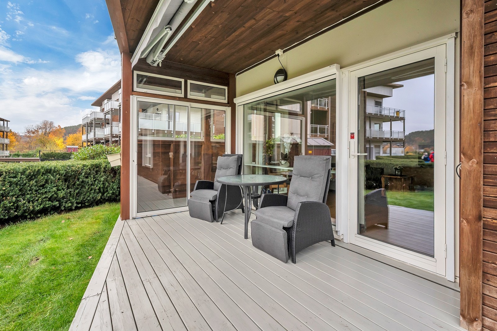 Fra stuen er det utgang til denne solrike terrassen med vestvendt utsikt. Galleribilde