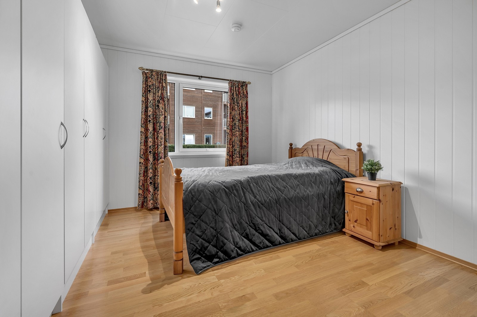 Hovedsoverommet har god plass til stor dobbeltseng og det er meget godt med garderobeskap. Galleribilde