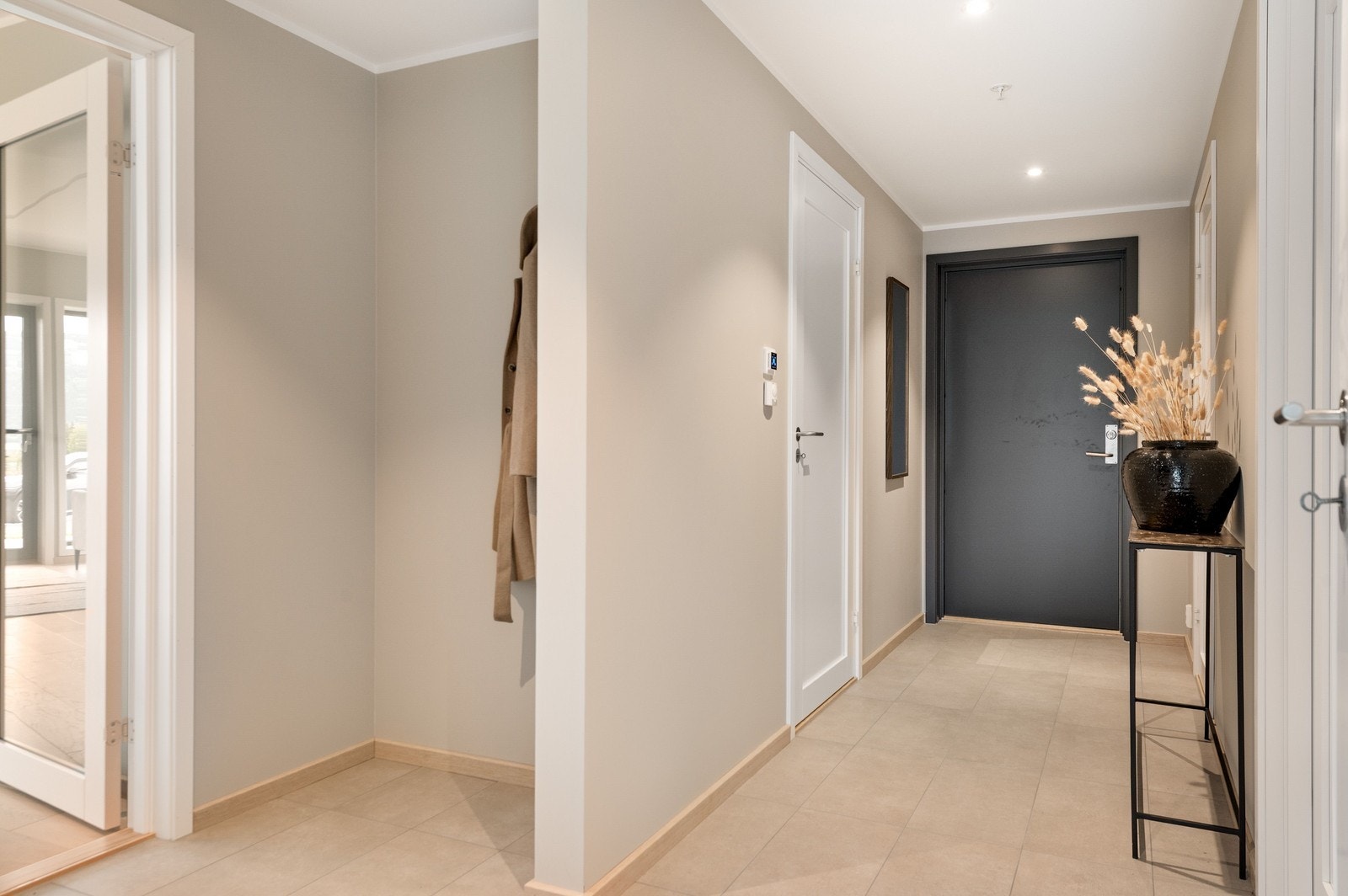 Flislagt entré med vannbåren gulvvarme og spotter i tak. Galleribilde