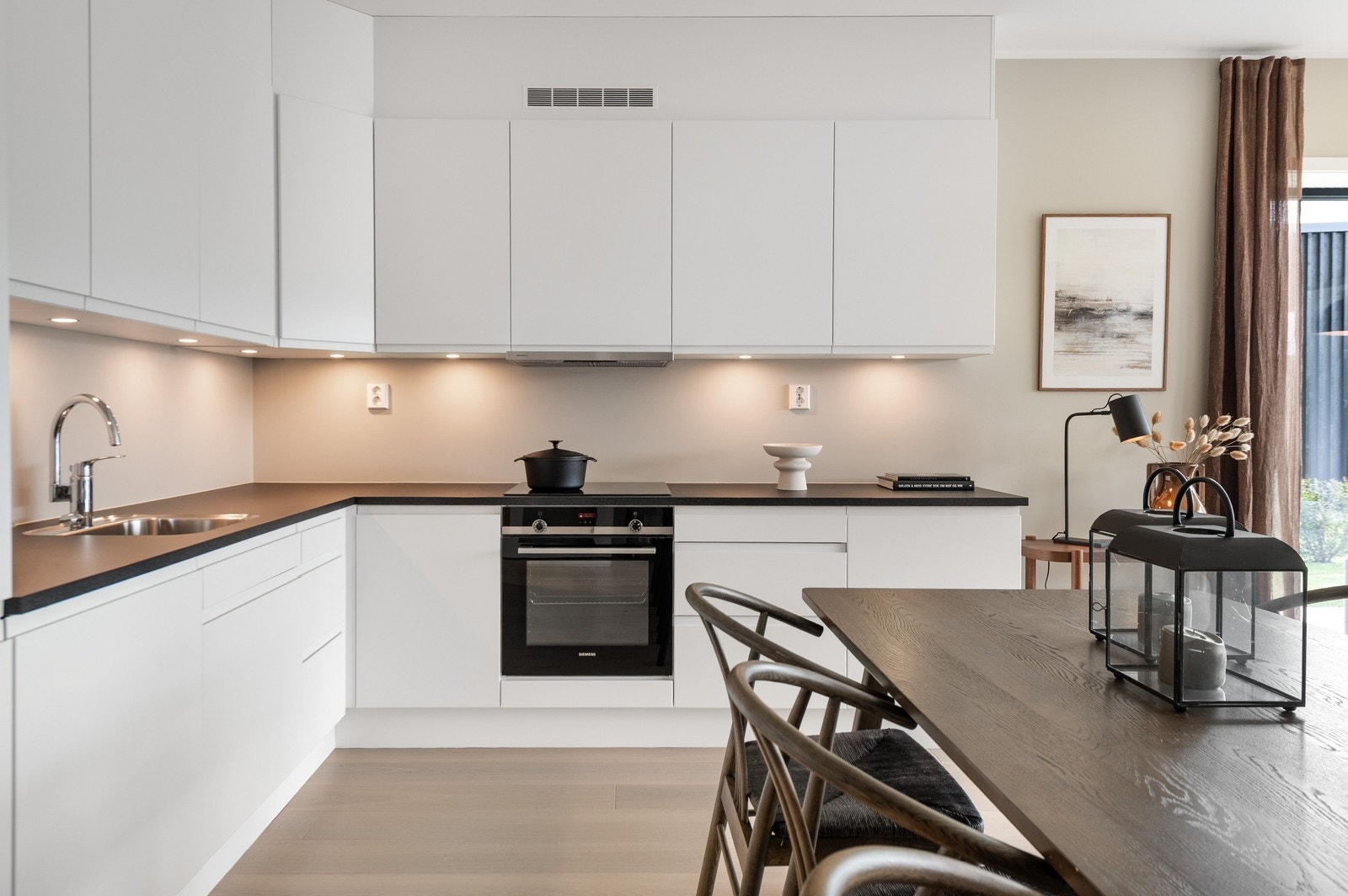 Innbydende kjøkken fra Sigdal med integrerte hvitevarer fra Siemens. Galleribilde