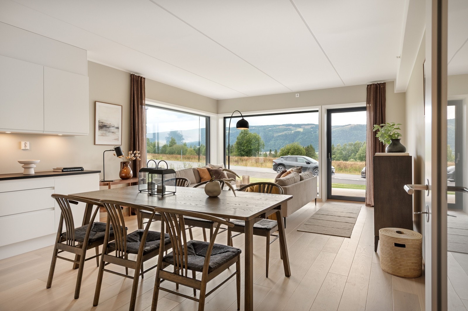 Åpen og lys planløsning med god plass til spise- og sittegruppe. Galleribilde