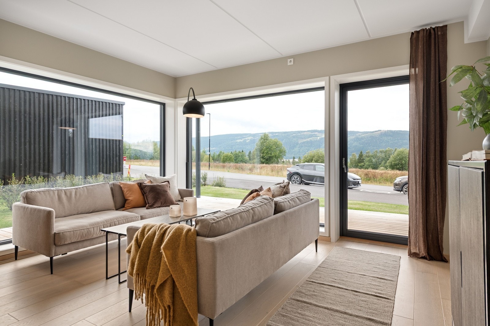 Direkte adkomst ut til en overbygd terrasse og hageområde. Galleribilde