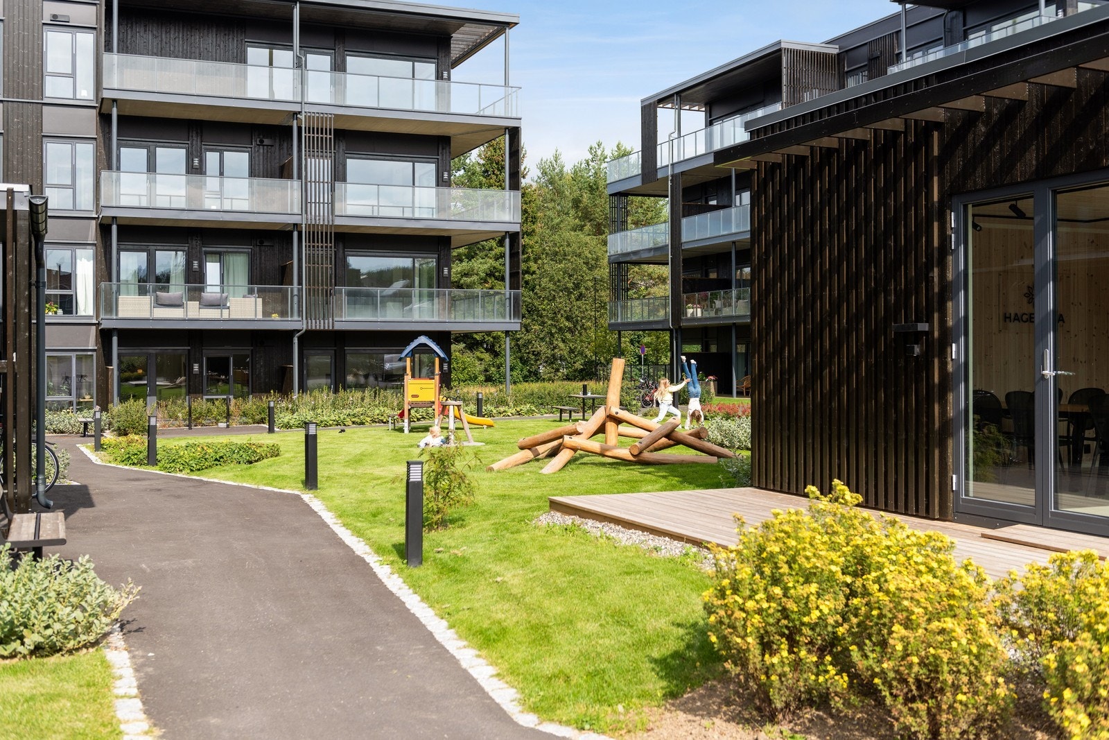 Godt tilrettelagt for barn og egen felles hagestue. Galleribilde