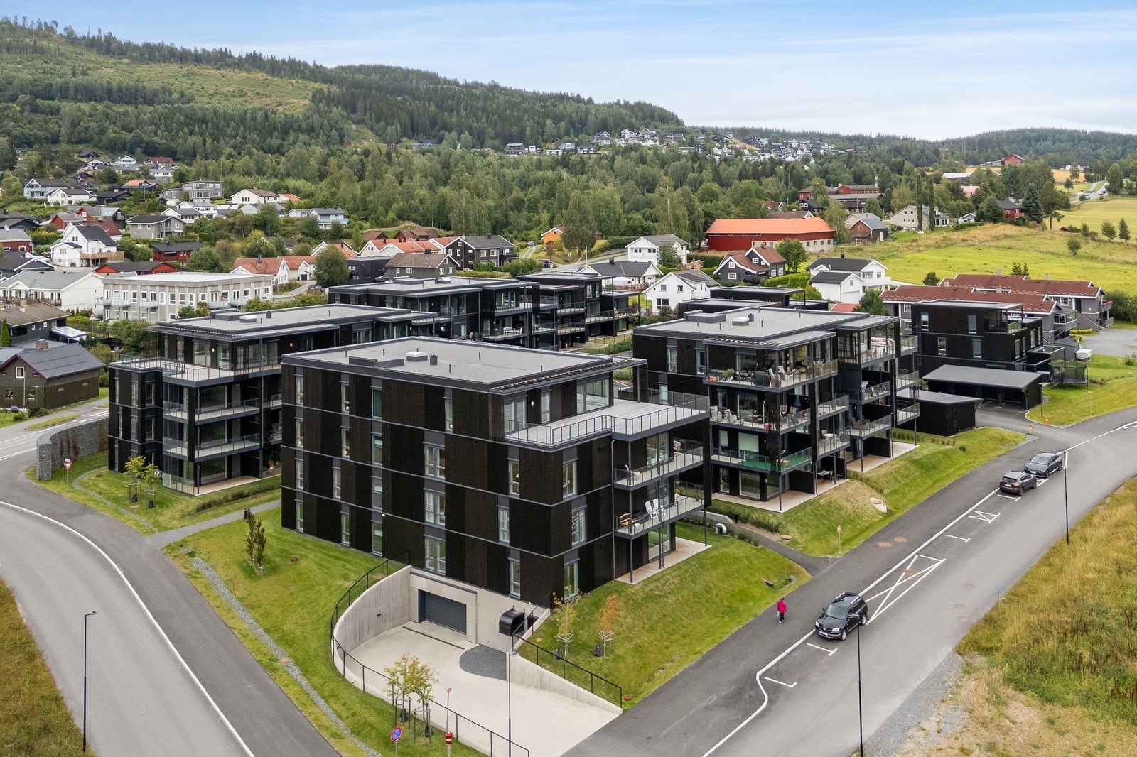 Flott bebygd område med flere leilighetsblokker og opparbeidete uteområder. Galleribilde
