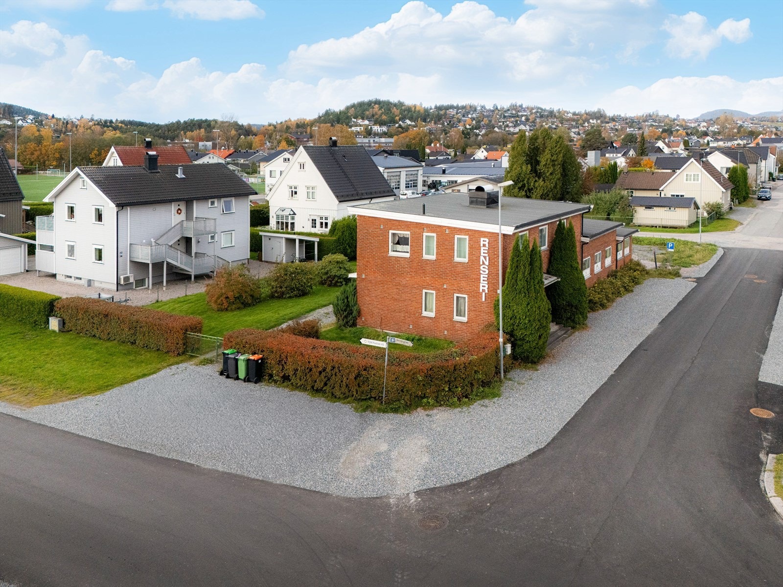 Kombinert bolig/næringsbygg med sentral og fin beliggenhet på Bakken, med nærhet til Skiens trivelige sentrumsgater. Galleribilde