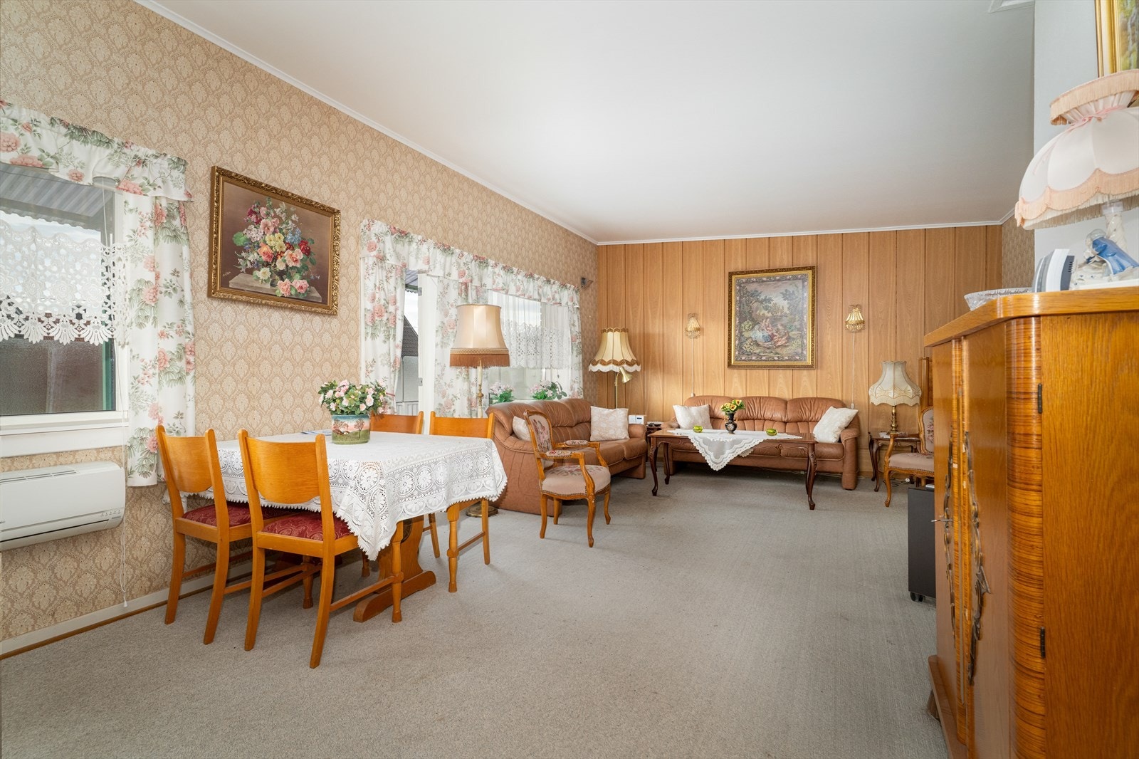 Stua er av god størrelse, med gode møbleringsmuligheter. Stua har installert varmepumpe. Galleribilde