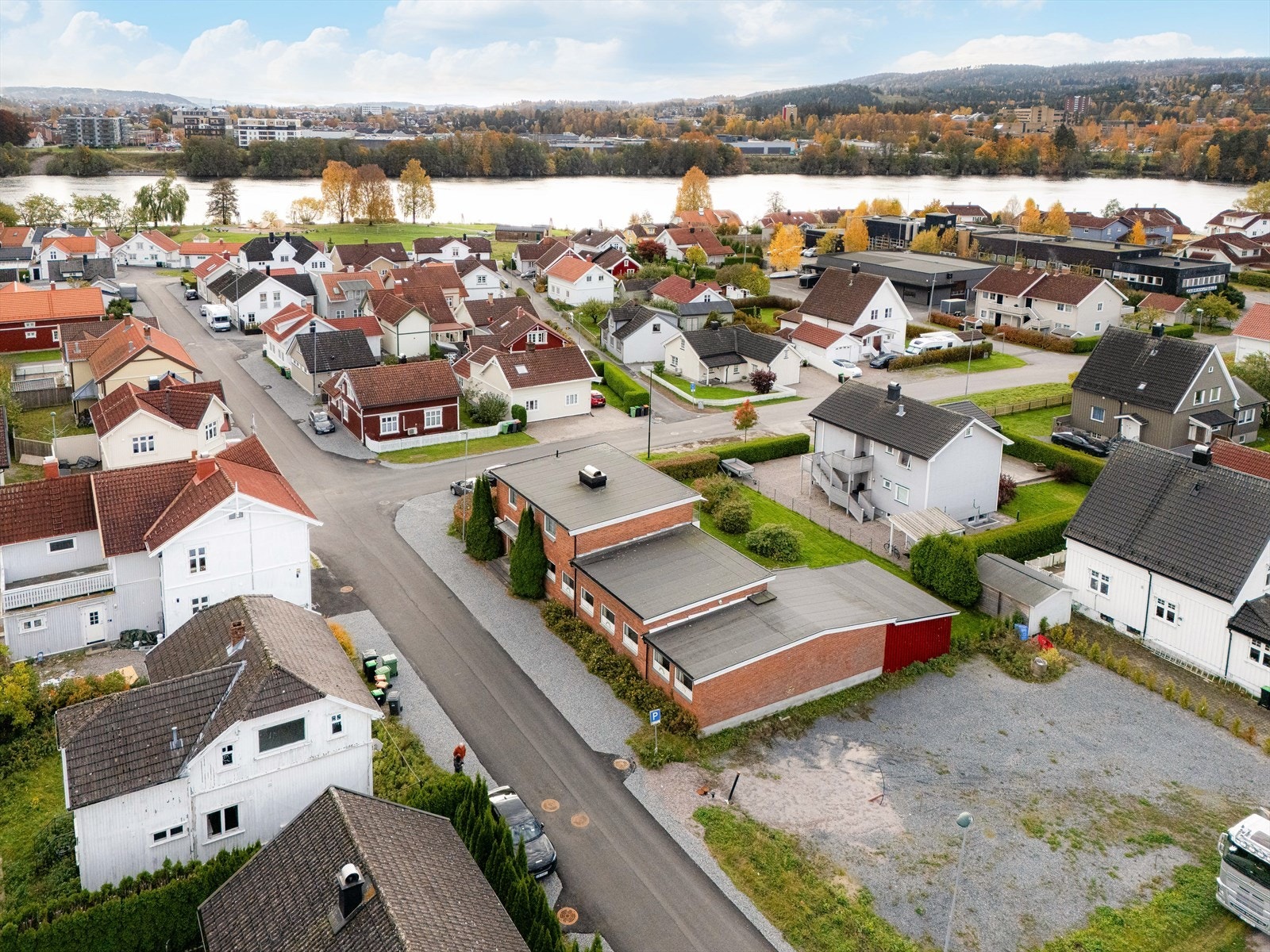 De sentrumsnære lokalene på Bakken i Skien har vært drevet som renseri siden tidlig på 1960-tallet, med tilhørende leilighet i 2. etasje. Galleribilde