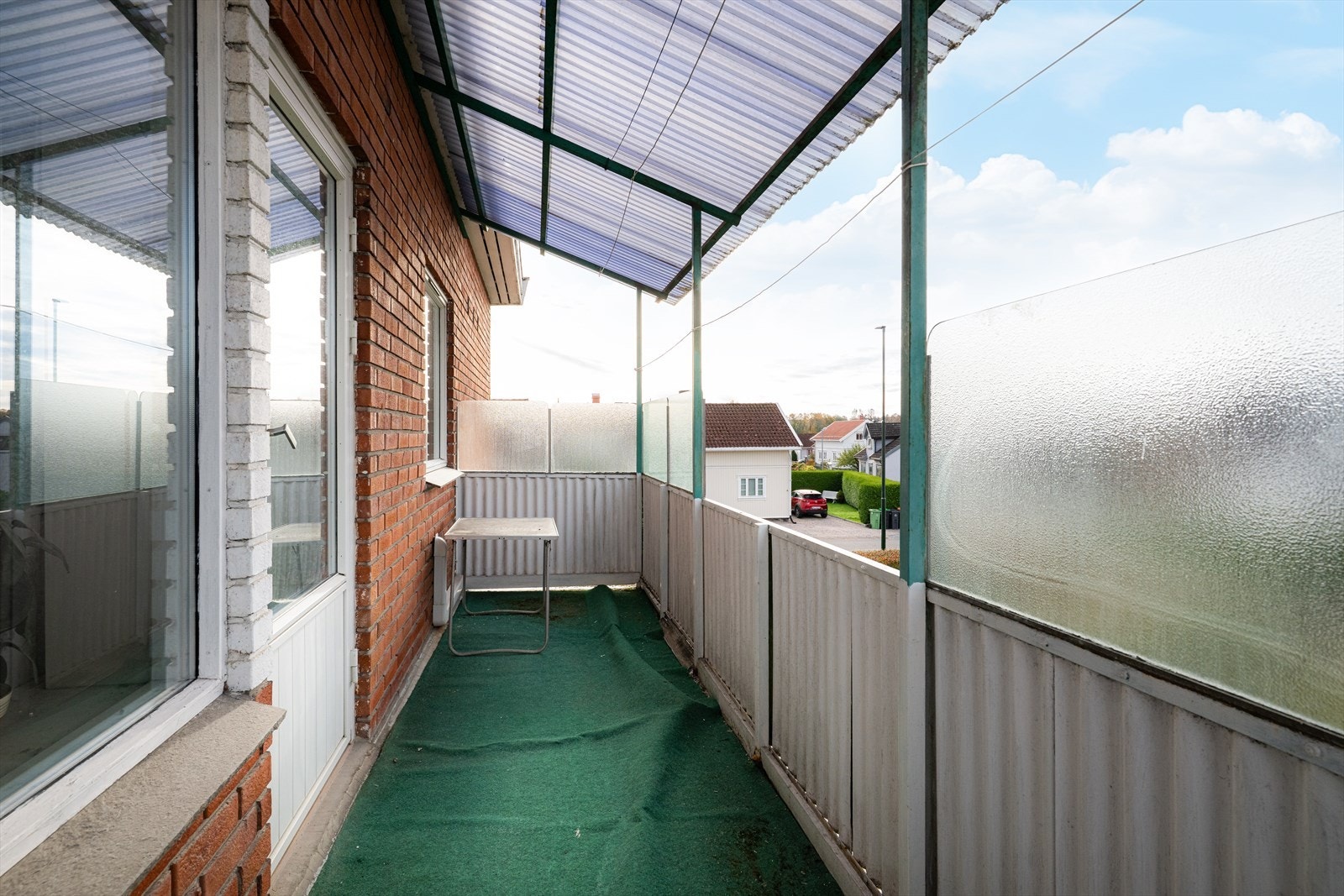 Vestvendt overbygget veranda tilhørende leiligheten. Galleribilde