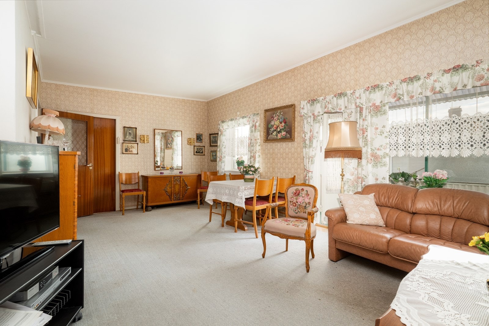 Koselig stue med vestvendt beliggenhet og utgang til overbygget veranda. Galleribilde