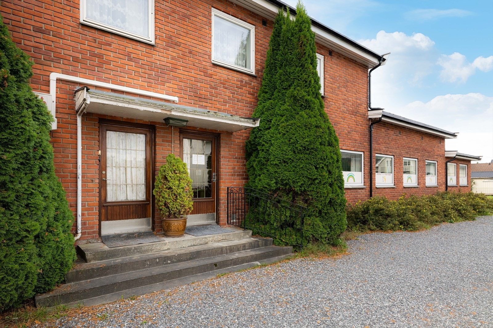 Næringslokalet og leiligheten har separate inngangspartier. Galleribilde