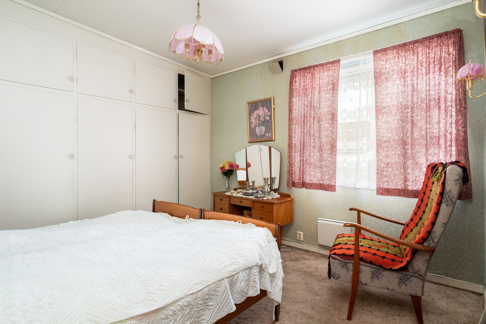 Leiligheten har to soverom med østvendt beliggenhet. På hovedsoverommet er det meget god oppbevaringsplass i innebygget garderobeløsning. Galleribilde