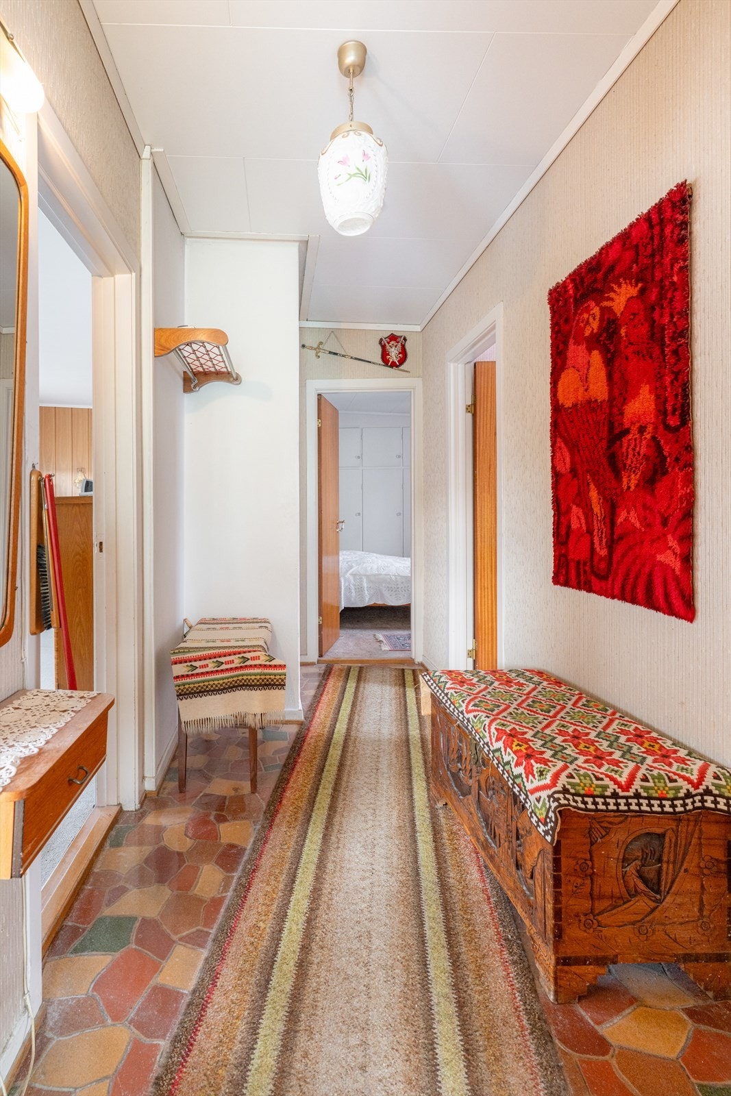 Leilighetens gangareal har plass til sko- og ytterklær, samt mindre møblering. Gangen og leiligheten for øvrig består av eldre overflater med behov for oppgraderinger. Galleribilde