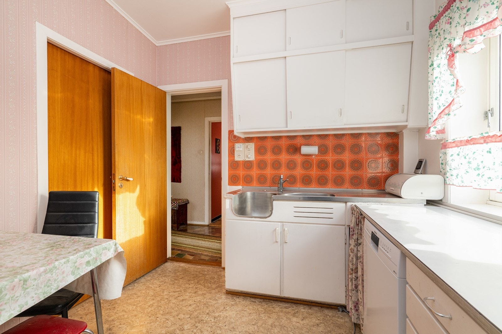 Kjøkkenet har avsatt plass til frittstående hvitevarer som oppvaskmaskin, komfyr og kjøl/fryseskap. Avtrekk over kokesone ut i yttervegg. Galleribilde