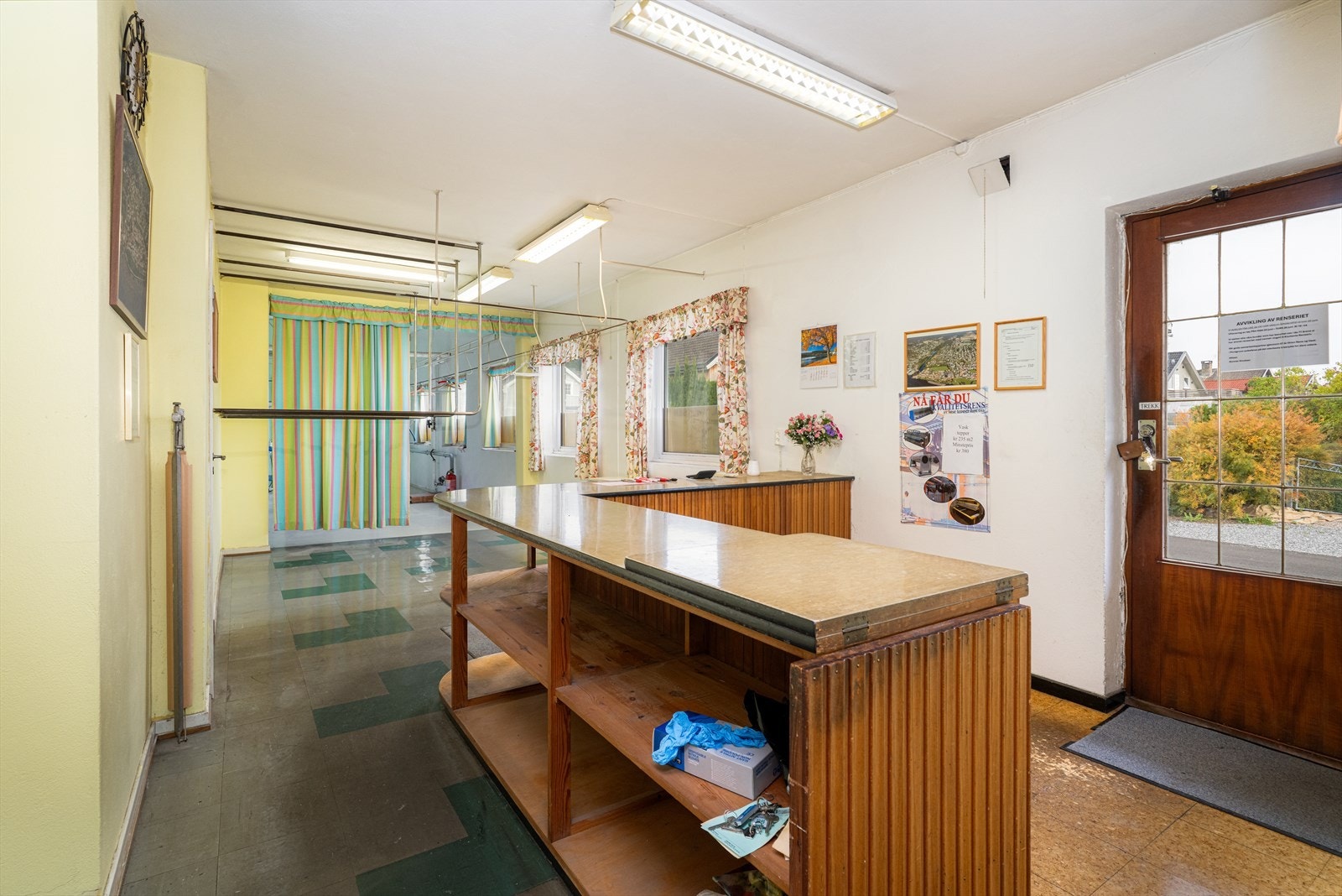 Næringsdelen inneholder på hovedplan blant annet både produksjonsrom, kontor og butikklokale, toalettrom, lager og fyrrom samt boder med lagringsplass i kjeller. Galleribilde