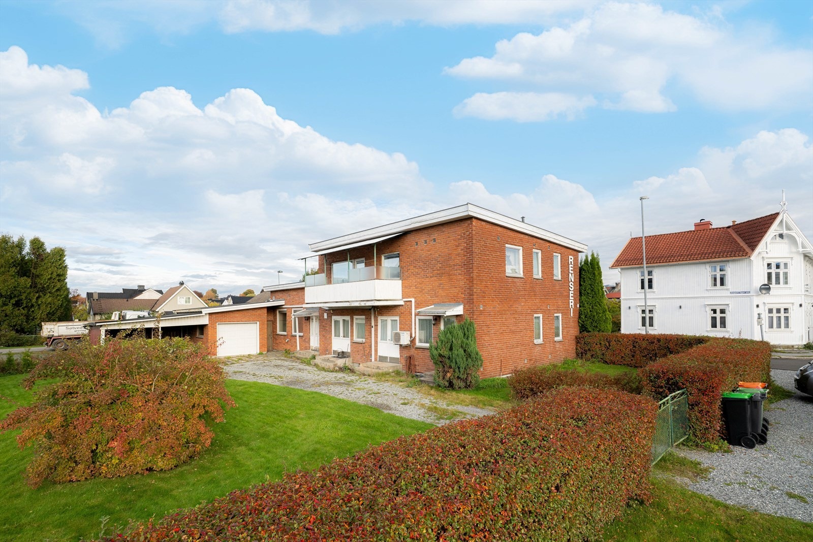 Flott beliggende og flat hjørnetomt som er opparbeidet med gårdsplass, plenarealer og prydbusker. Galleribilde