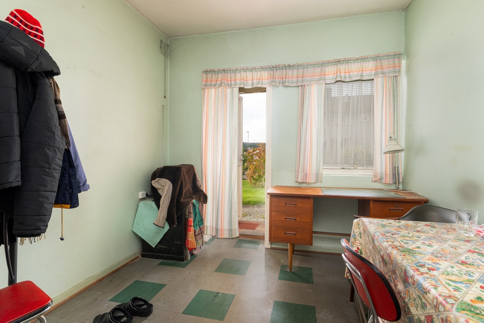 Kontor/spiserom med adkomst ut i hagen. Galleribilde