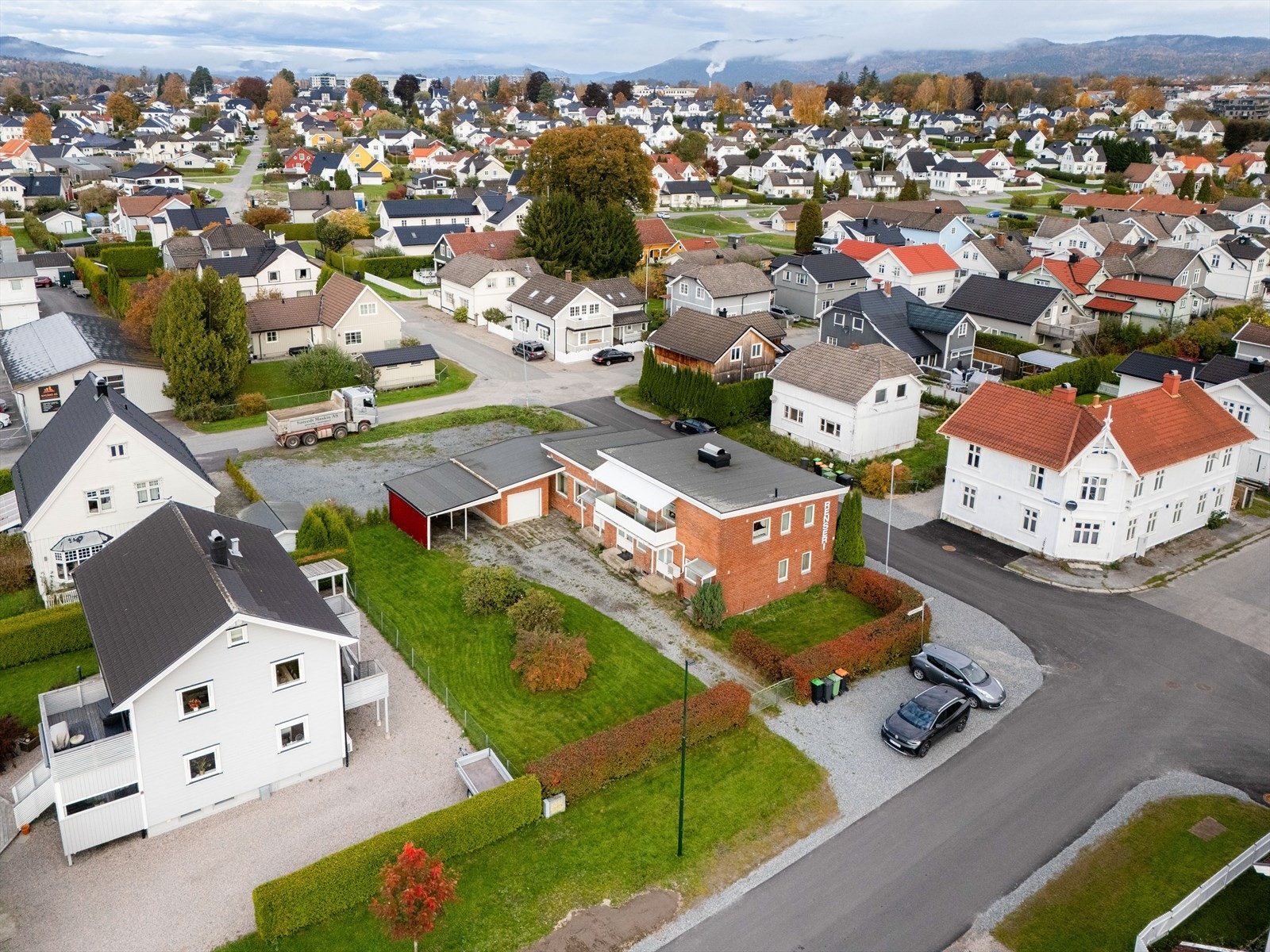 Inntil Bakkestranda ligger et harmonisk bygningsmiljø med mange rehabiliterte trehus og også i de senere år ny bebyggelse. Galleribilde