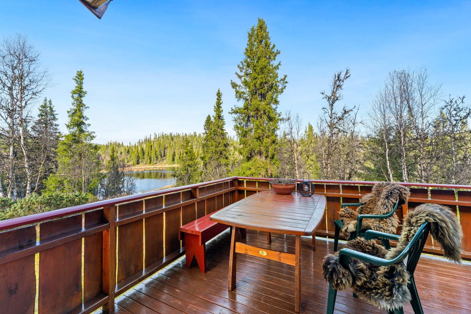 Her kan du nyte utsikten mot Nedre Skuritjønna, solrike dager og sene kvelder med familie og venner. Galleribilde