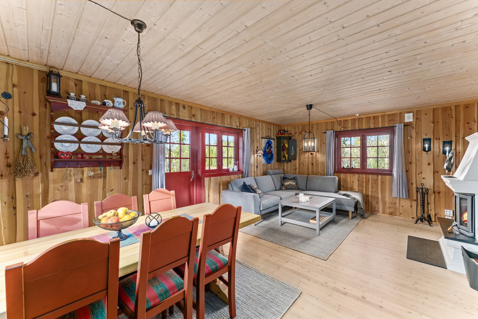 Det er god plass til både sofagruppe og spisebord, slik at man kan samle familie og venner til hyggelige måltider og sosiale stunder. Galleribilde