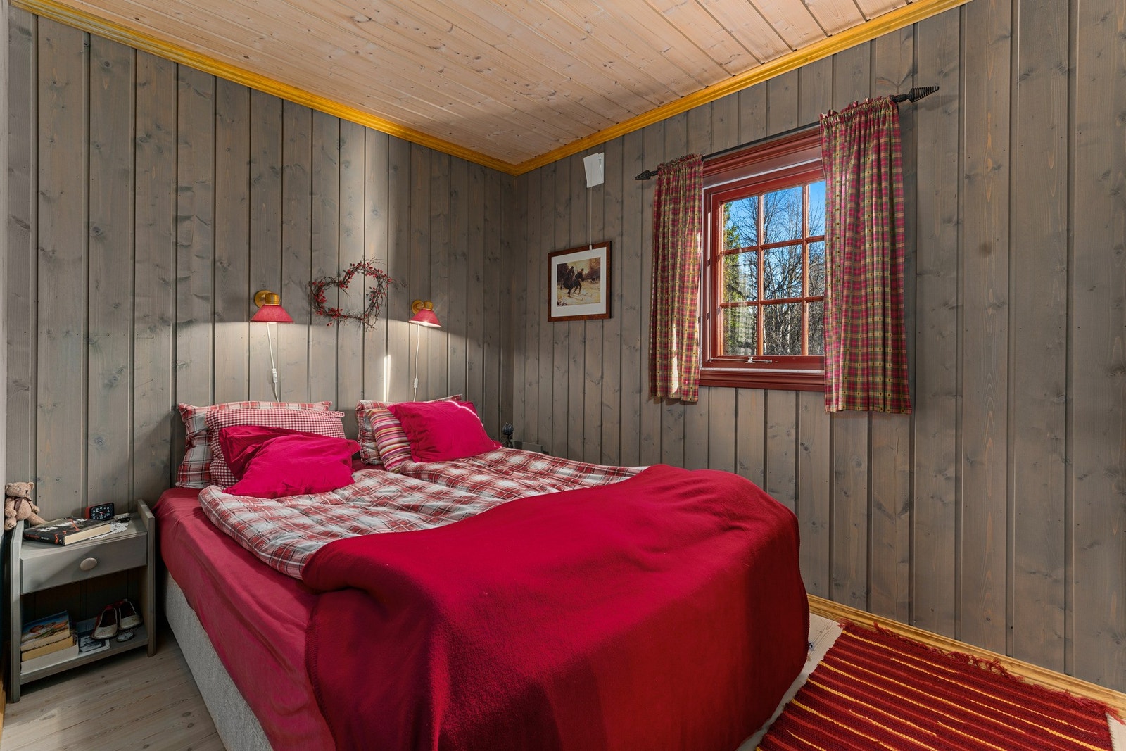 Hytta har tre soverom med til sammen åtte sengeplasser, alle med god størrelse og praktiske løsninger. Galleribilde