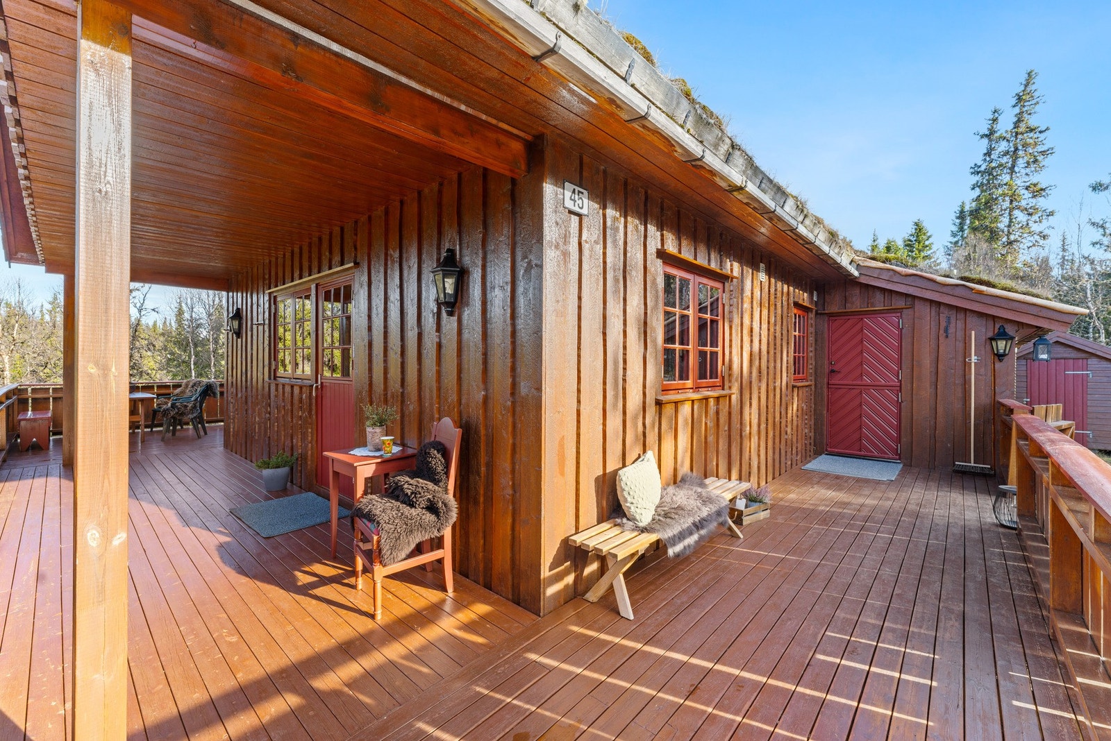 Fra stuen er det utgang til en herlig terrasse på ca. 52 kvm, med god plass til flere soner og utemøblement. Galleribilde