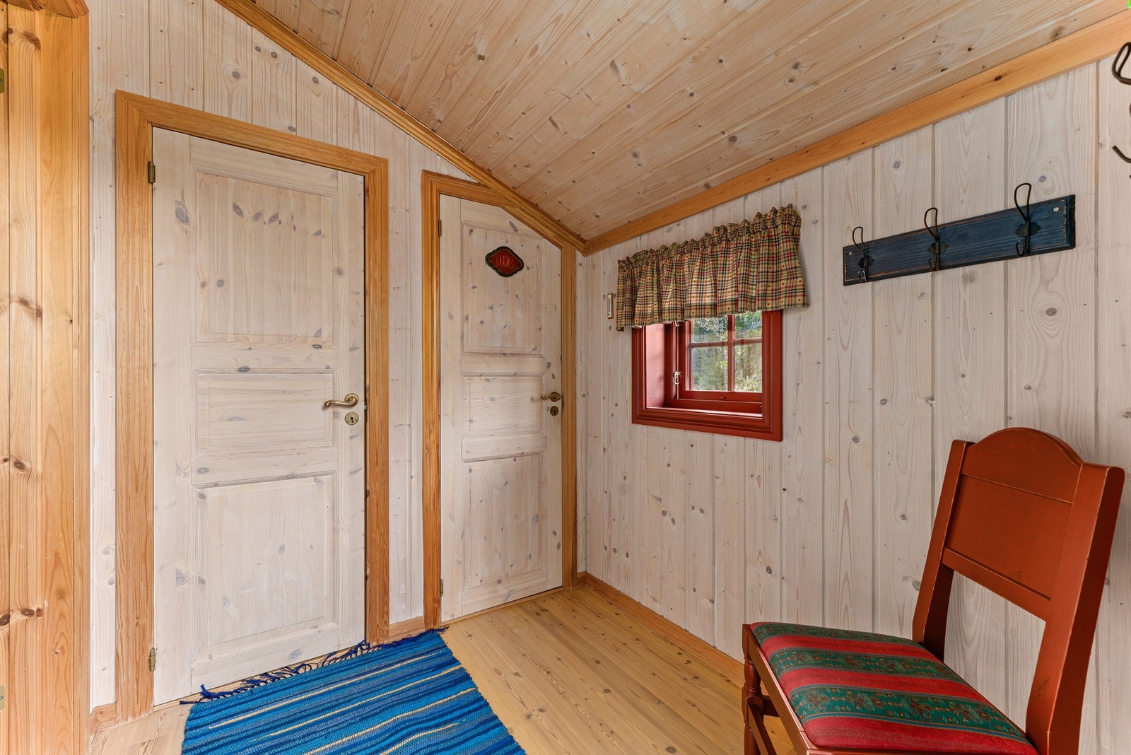 Entré med direkte adkomst til toalettrom og bod. Galleribilde