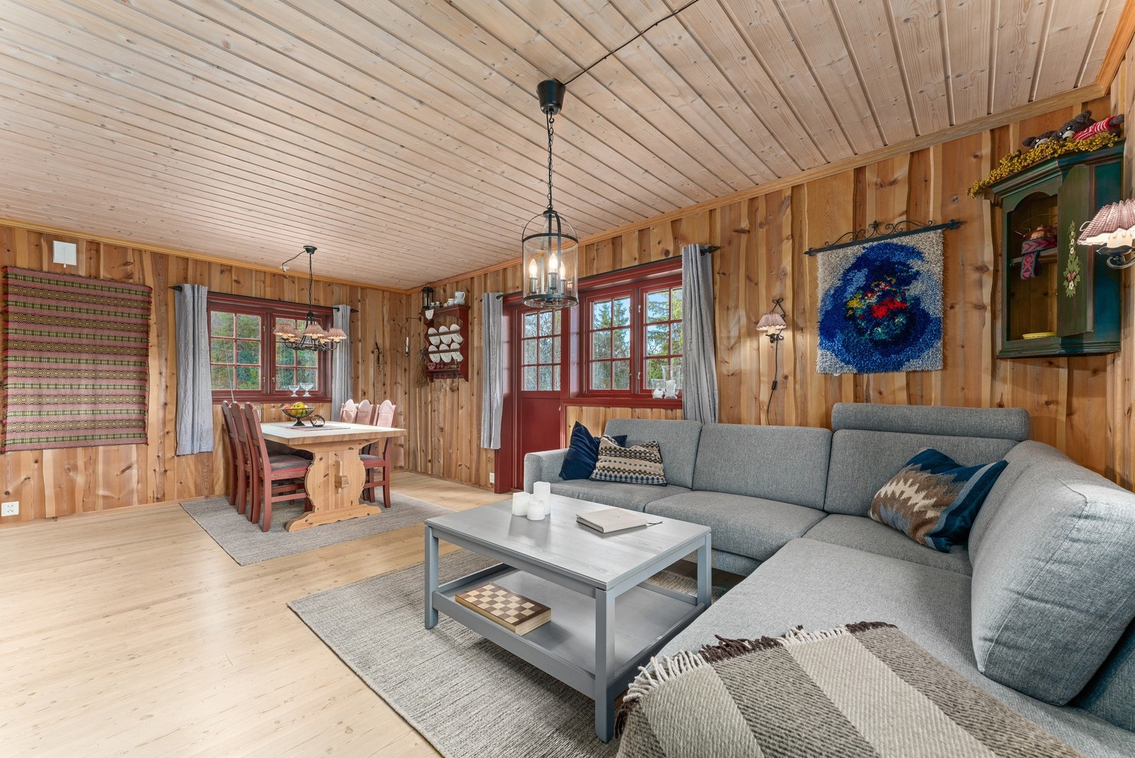 Vindusflatene slipper inn rikelig med lys og gir utsikt mot den vakre naturen utenfor. Galleribilde