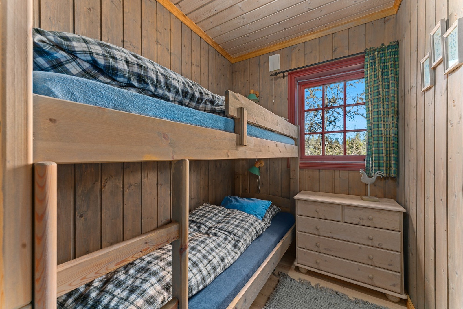 Rommene fremstår lyse og koselige, med panelte vegger som gir et klassisk og tidløst preg. Galleribilde