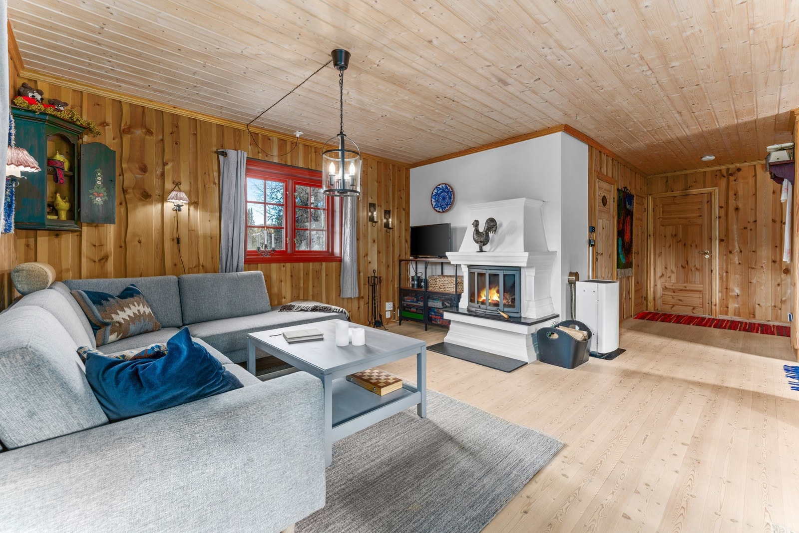 Hytta har en stor åpen stue - og kjøkkenløsning med stor peis som sprer varme og gir en lun stemning på kalde kvelder. Galleribilde