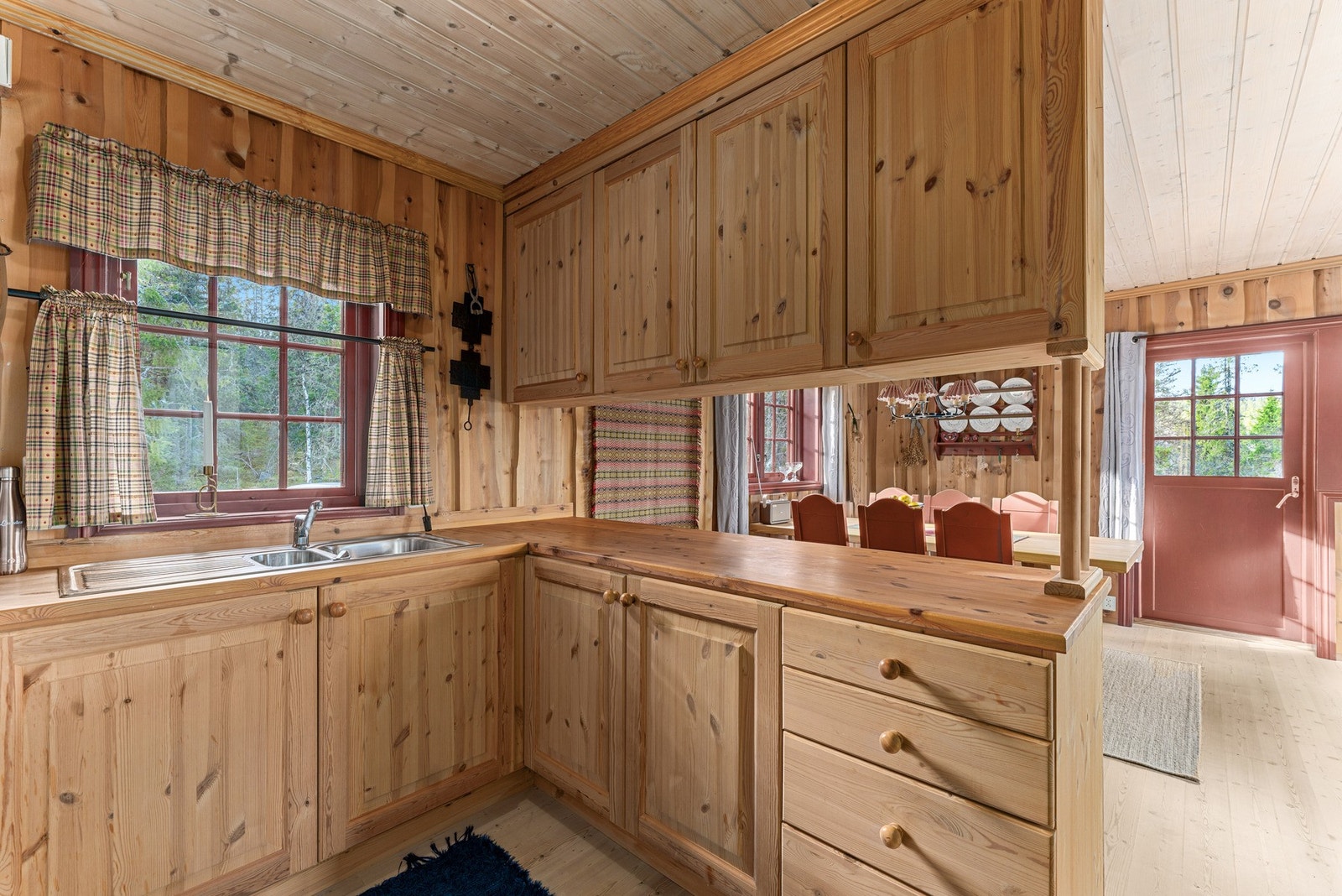 Løsningen er praktisk utformet med godt med skap- og benkeplass - ideelt for enkel matlaging på hytta. Galleribilde