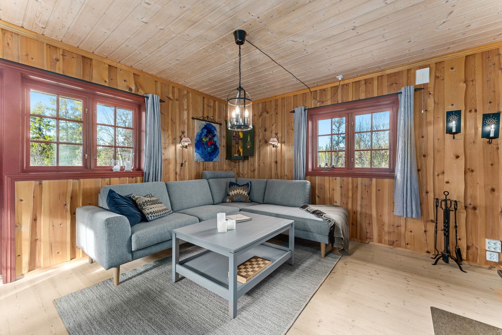 Her dominerer tregulv, panelte vegger og himling, som skaper en ekte hyttefølelse. Galleribilde