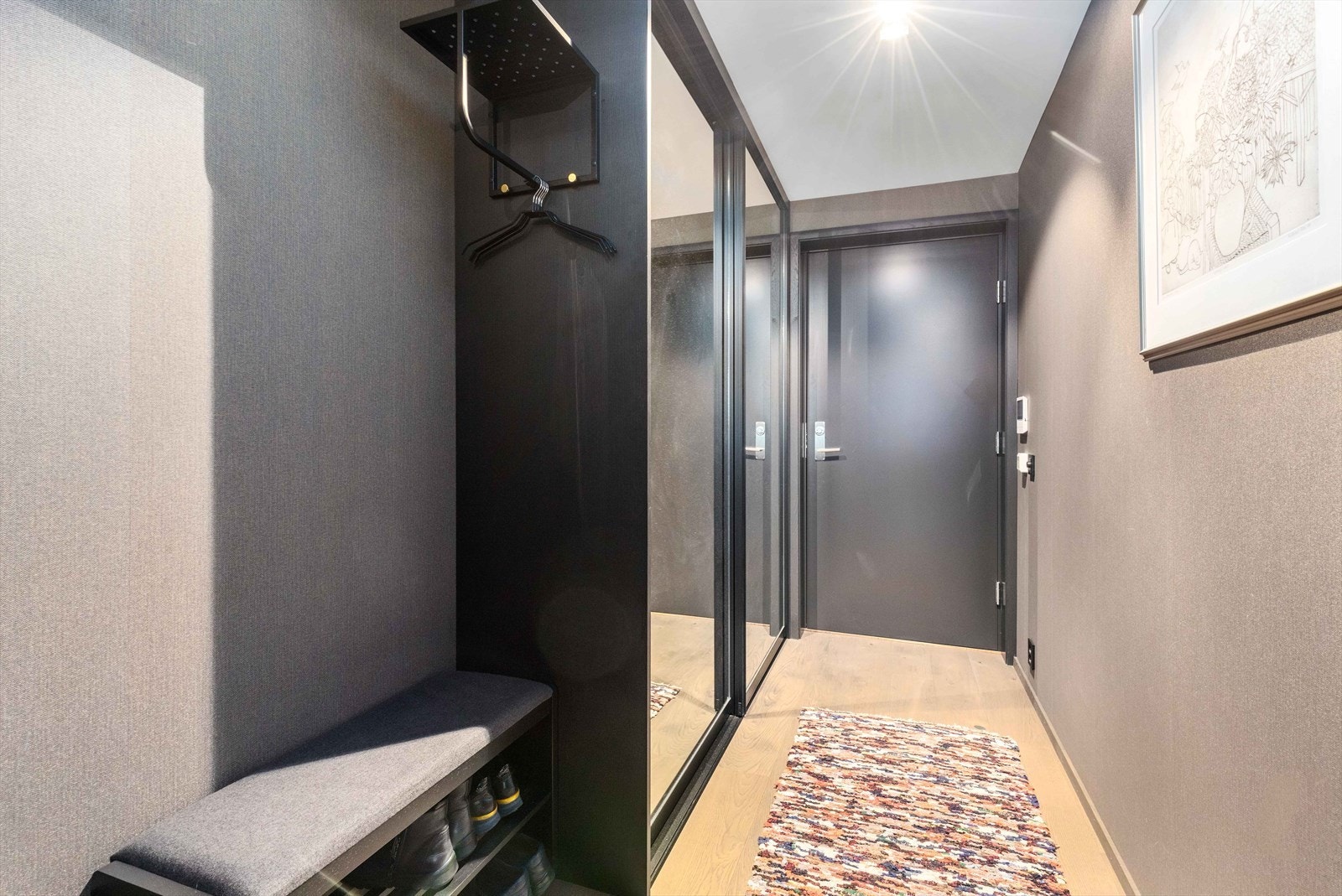 Med heisadkomst fra kjeller eller inngangsparti kommer man direkte opp til leilighetens etasje. Videre inn i leilighetens gang er det god plass til å henge fra seg yttertøy og sko samt garderobeløsning. Galleribilde