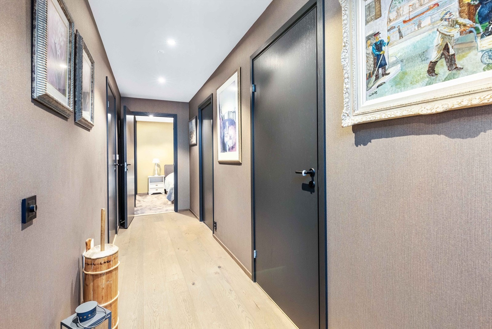 Videre inn gangen med inngang til to soverom, baderom og vaskerom Galleribilde