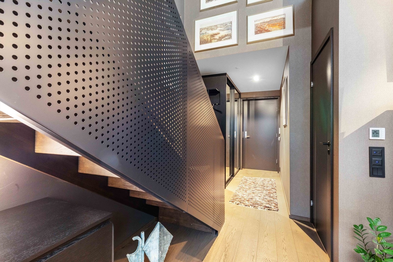 Herfra er det adkomst inn mot stuen/ kjøkkenet og trapp opp til leilighetens 2. etasje Galleribilde