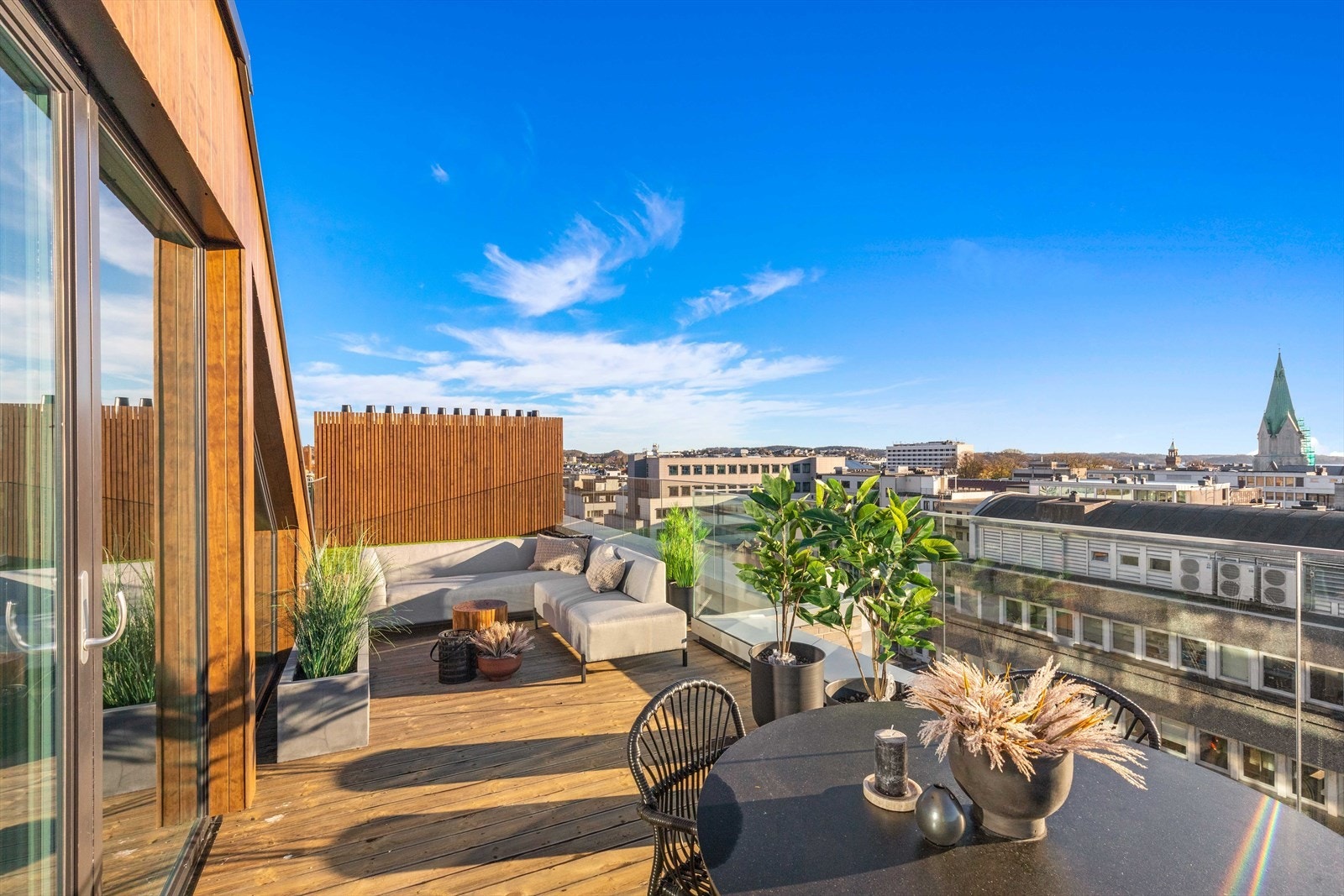 Strøken topp/hjørne leilighet med nydelig utsikt, midt i byen! Ca. 85m2 private terrasser. Garasjeplass inkludert. Galleribilde