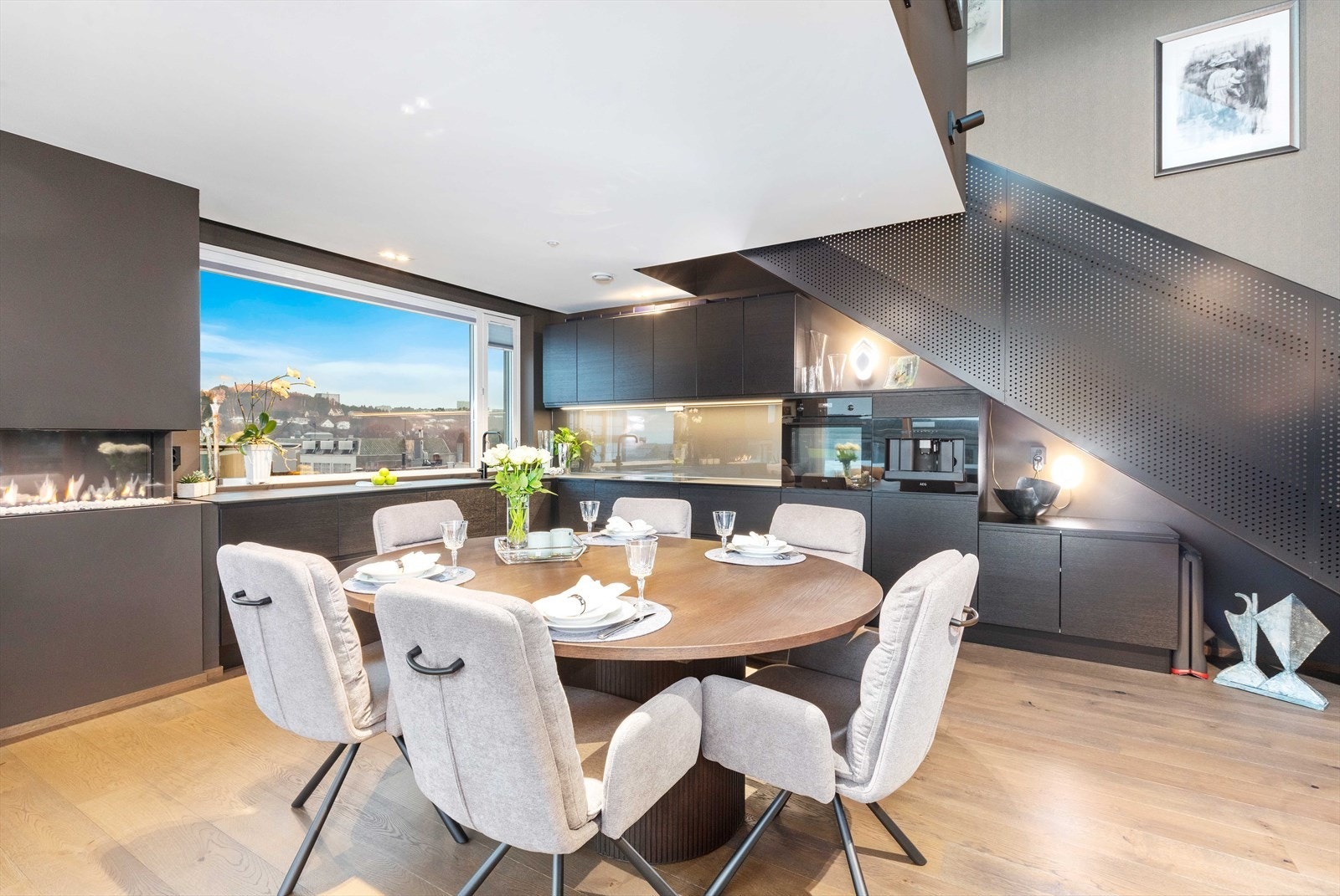 Lekkert kjøkken med smarte løsninger levert fra Strai. Bora platetopp Galleribilde