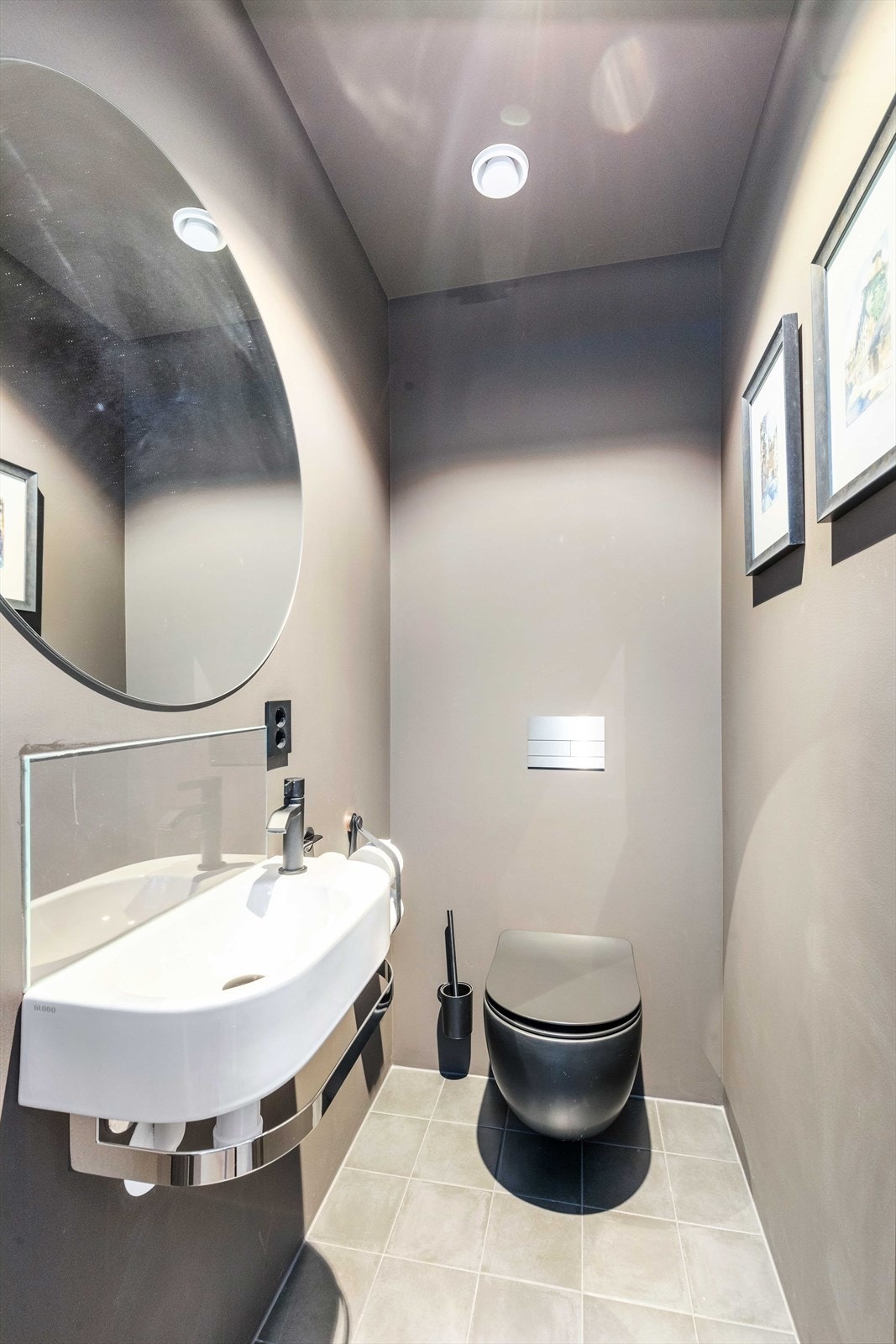 Gjestetoalett i gangen, i overgangen mot stuen/ kjøkken Galleribilde