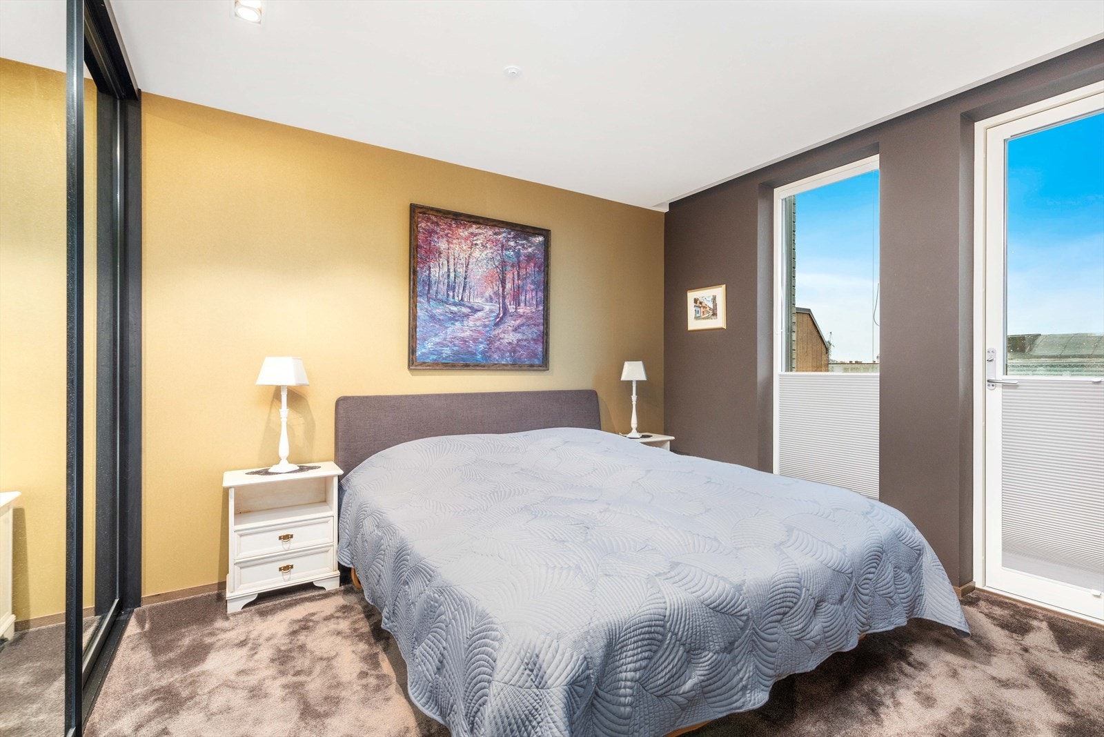 Hovedsoverom med utgang til terrasse. Et stort, godt rom med teppe på gulv, stor garderobe og plass til seng med tilhørende møblement Galleribilde