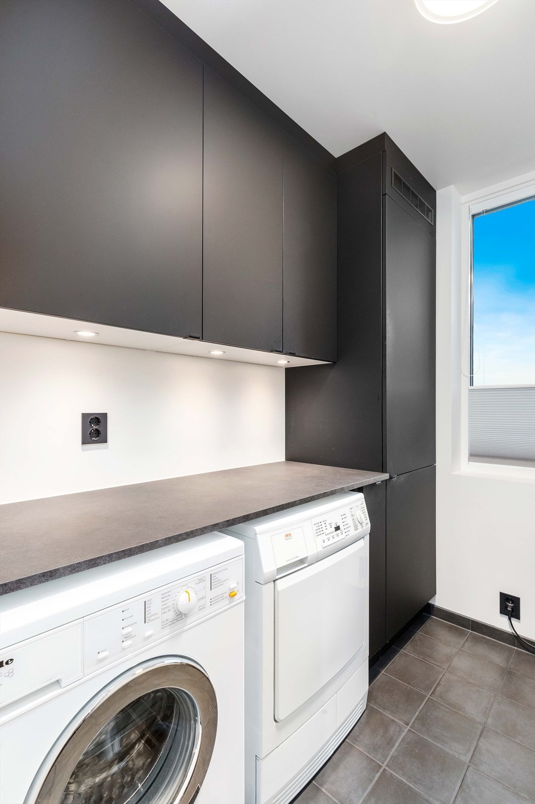 Praktisk vaskerom med gode oppbevaringsmulighet. Galleribilde