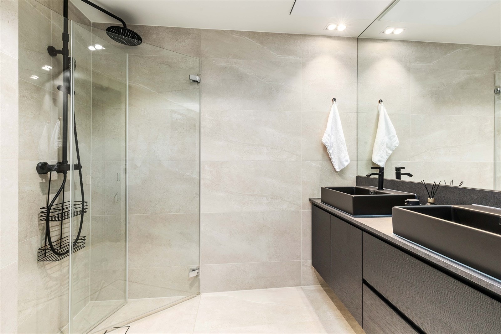 Leiligheten har et lekker baderom, plassert like ved soverommene Galleribilde