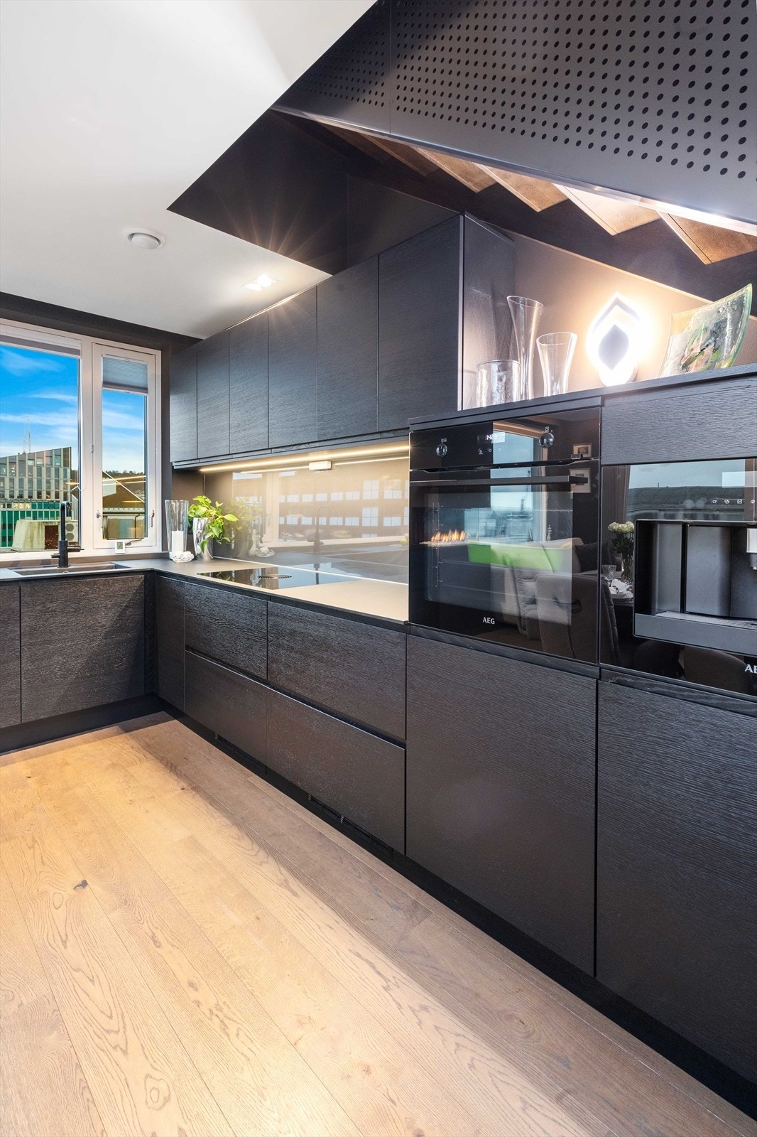 Lekkert kjøkken med smarte løsninger levert fra Strai. Bora platetopp. Det er godt med oppbevaringsplass i under- og overskap. Galleribilde