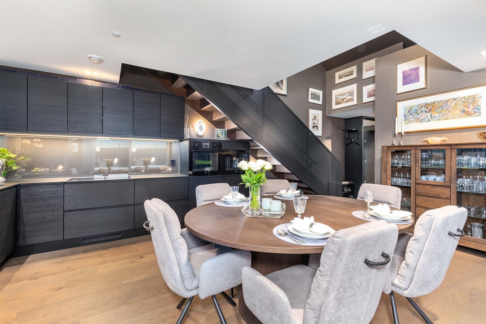 Leilighetens hovedrom er rommet hvor vi har åpen stue/ kjøkken løsning. Galleribilde