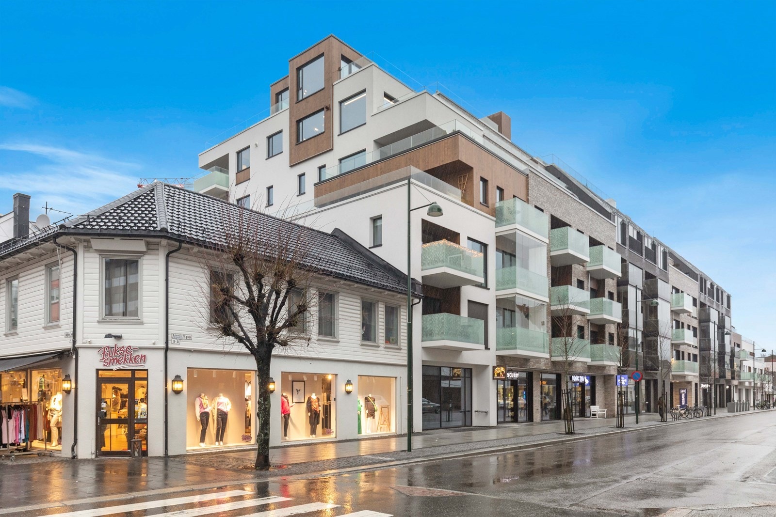 Fasade. Leiligheten ligger flott til i de to øverste etasjene Galleribilde