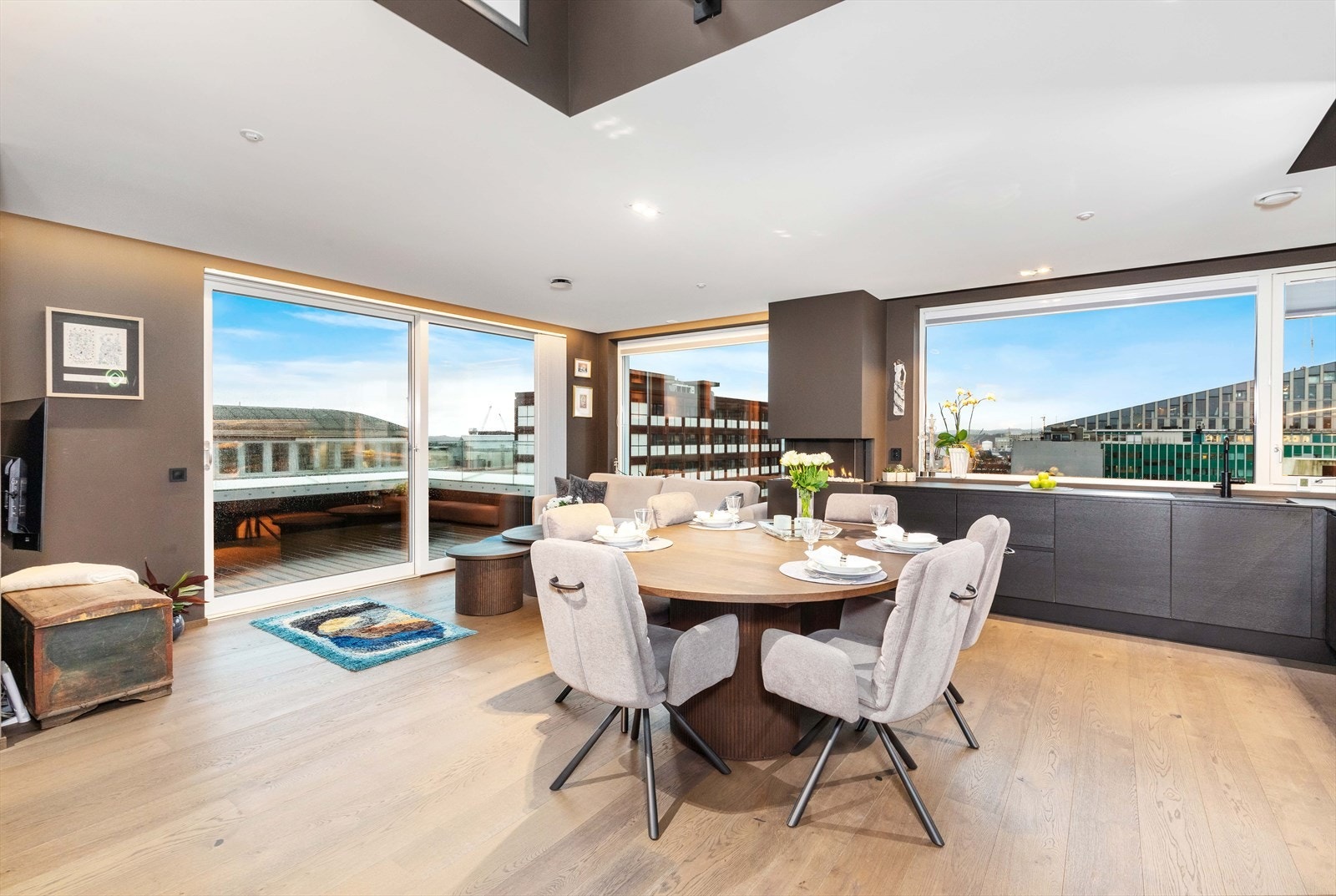 Store vindusflater sørger for rikelig med naturlig lysinnslipp Galleribilde