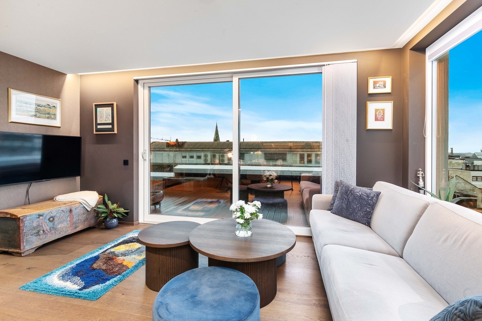 Fra stuen er det utgang til en terrasse på ca.35 kvm. Her er det svært gode solforhold, Galleribilde