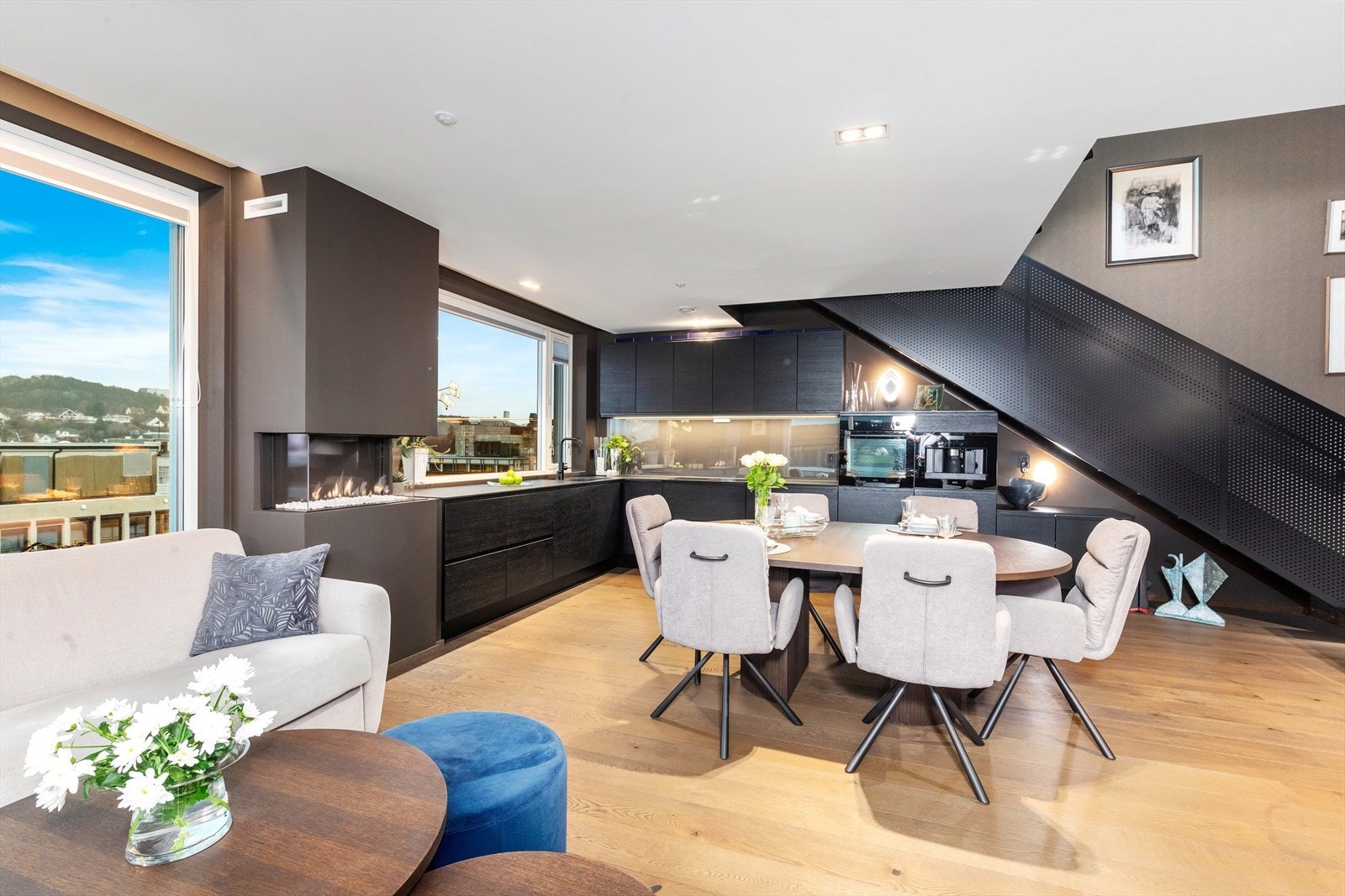 Det er god plass til både spisebord og sofagruppe i rommet Galleribilde