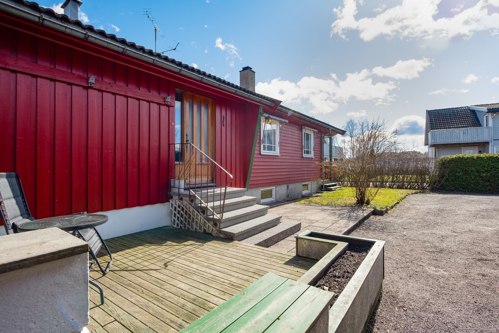 Boligen har et hyggelig inngangsparti. Galleribilde