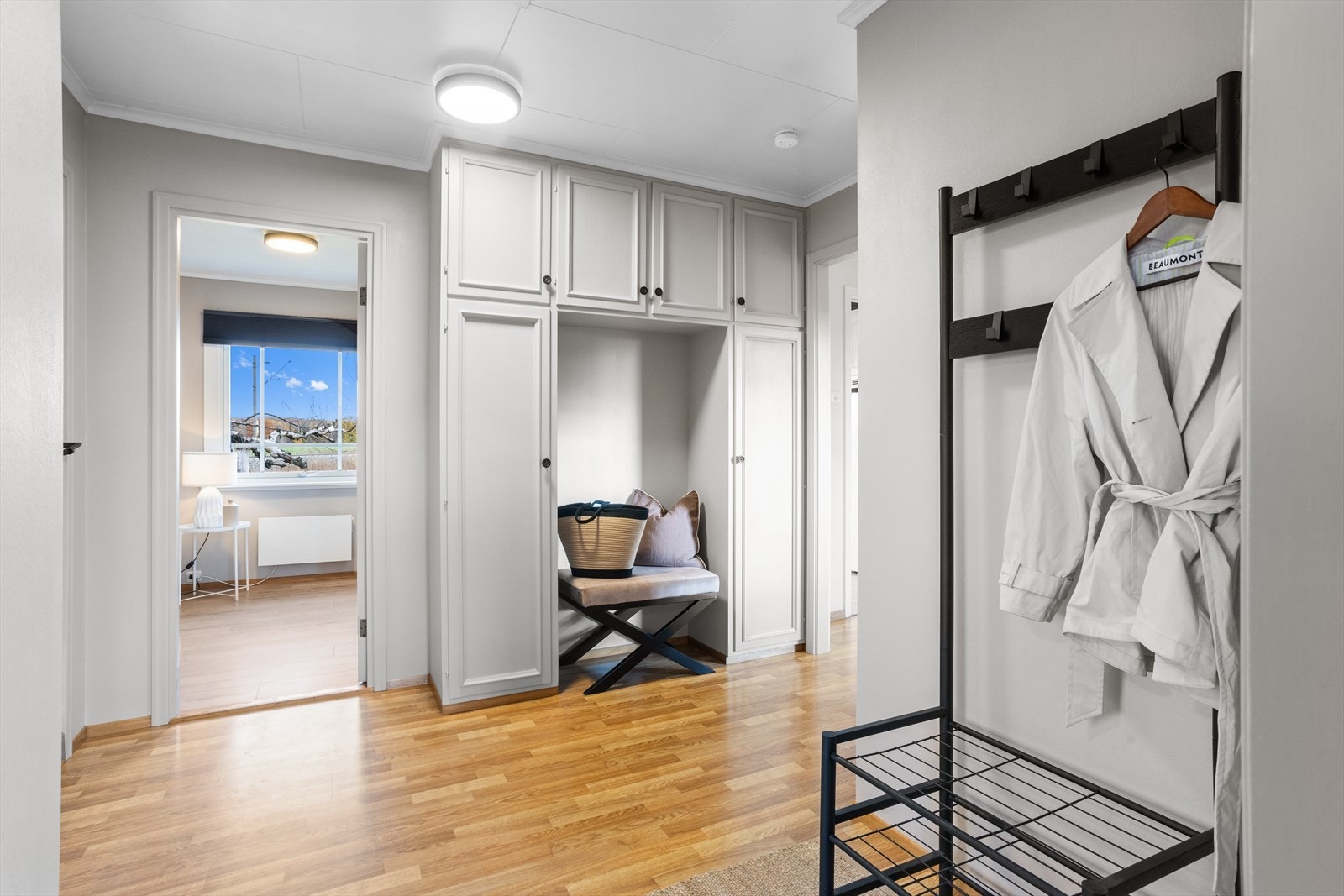 I entréen er det en romslig garderobe med gode oppbevaringsmuligheter. Galleribilde