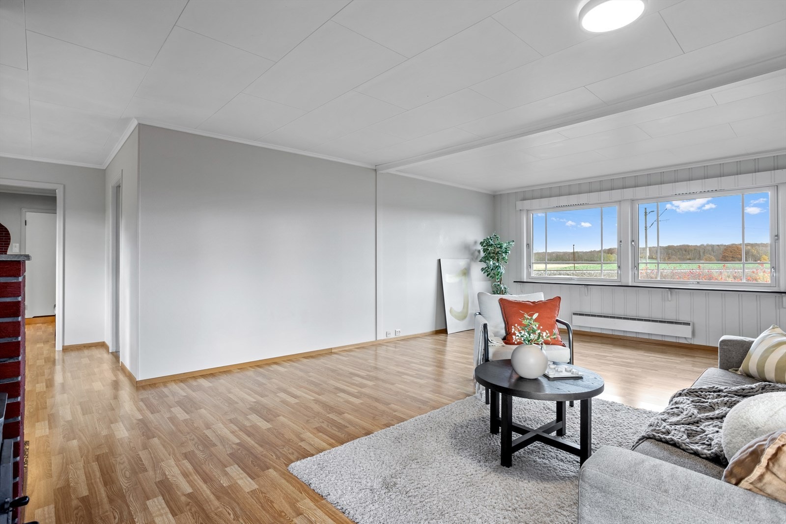 Vinduene slipper inn godt med naturlig lys, som gir rommet en luftig og åpen følelse. Galleribilde